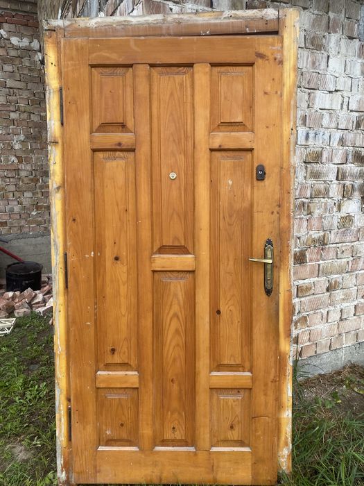 Вхідні деревяні двері з рамою