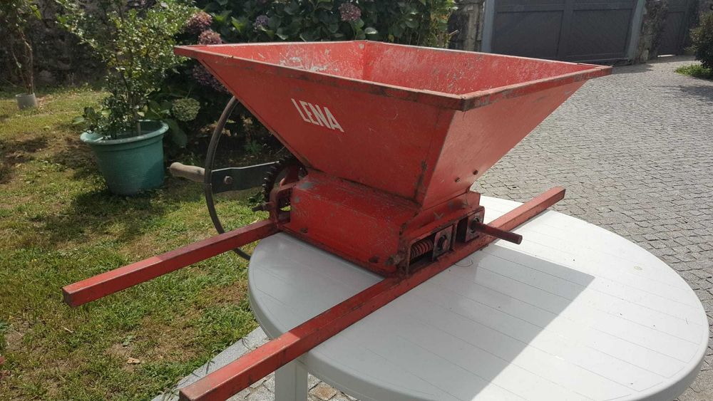 Pisadeira, trituradora manual para uvas.