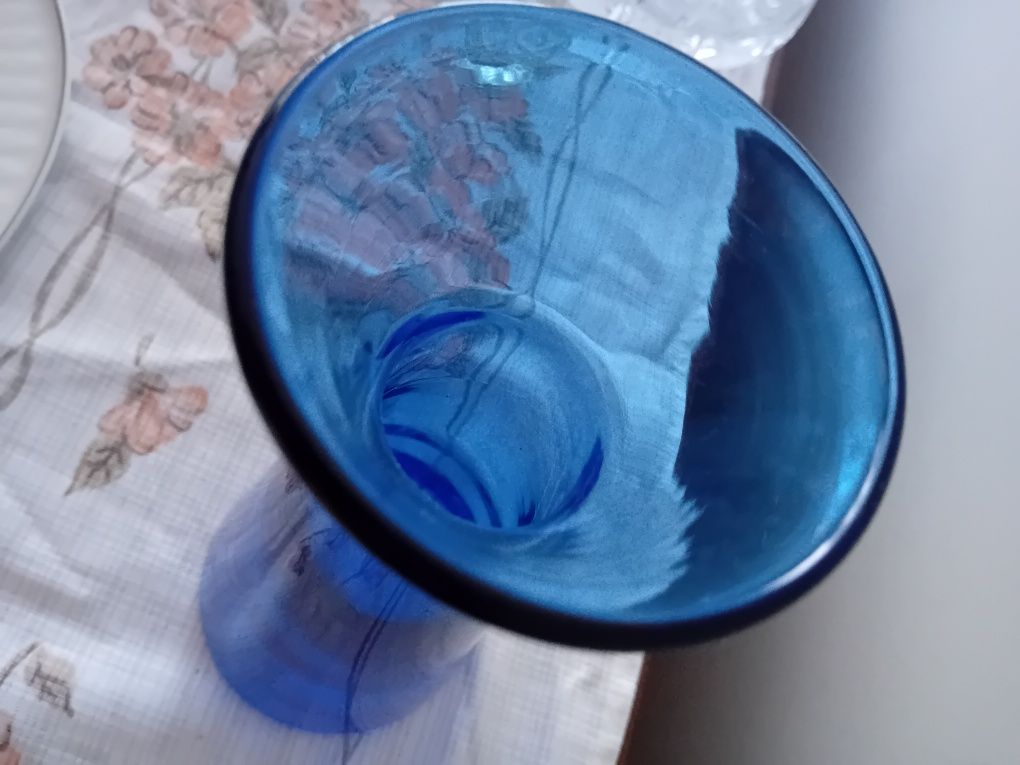 Niebieski wazon szklany