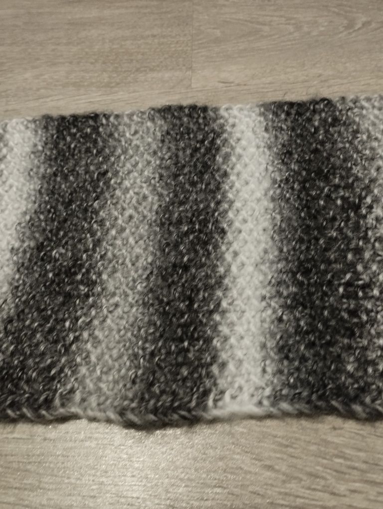 Szalik szal robiony na drutach w paski biało szary