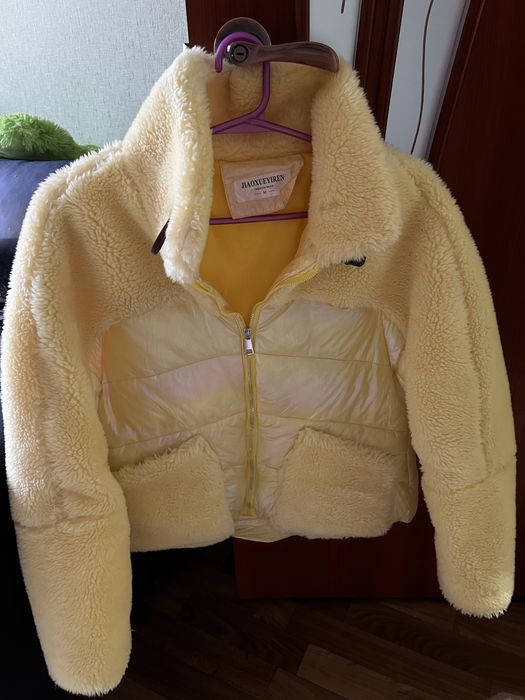 Жіноча куртка жовта