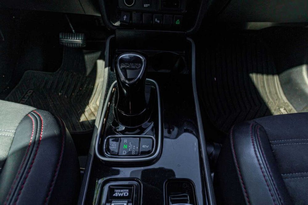 Mitsubishi Outlander Hybrid Plug-in LE S-AWC      2021