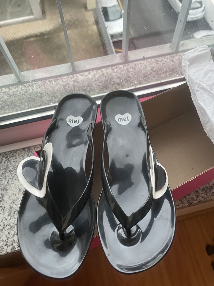 Chinelas Melissa Lilly Pilly preta e branca N37