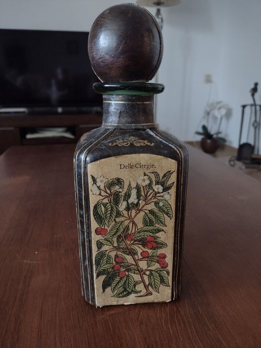 Stara włoska karafka okuta skorą