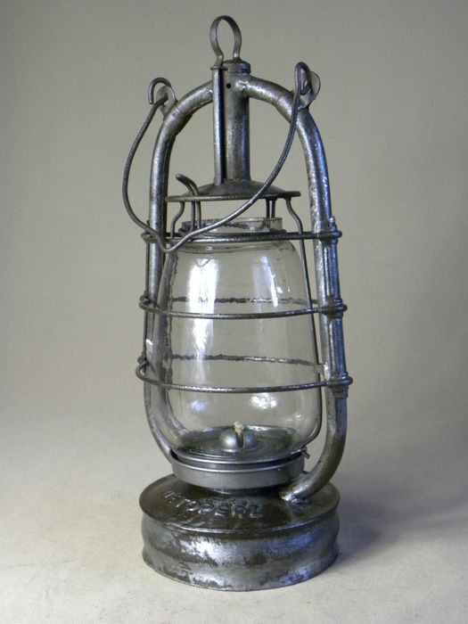 Przedwojenna polska duża lampa naftowa Nietoperz - zabytek techniki