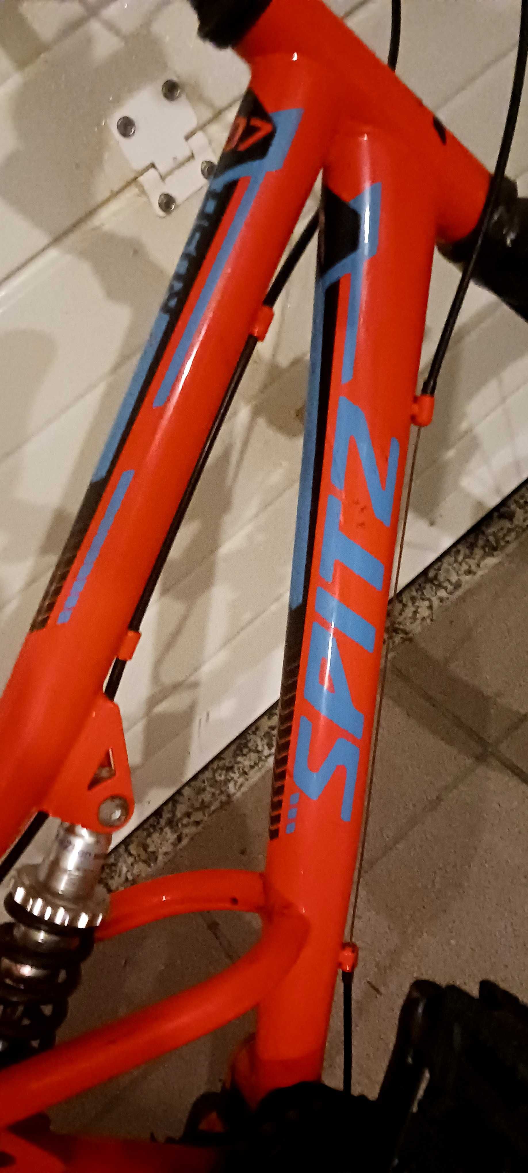 Bicicleta usada laranja apropriada para crianças dos 7 aos 11
