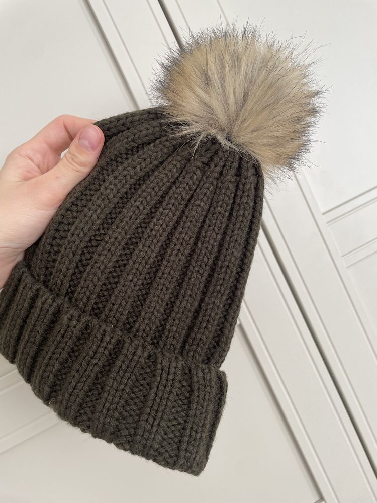 Czapka khaki z pomponem hm