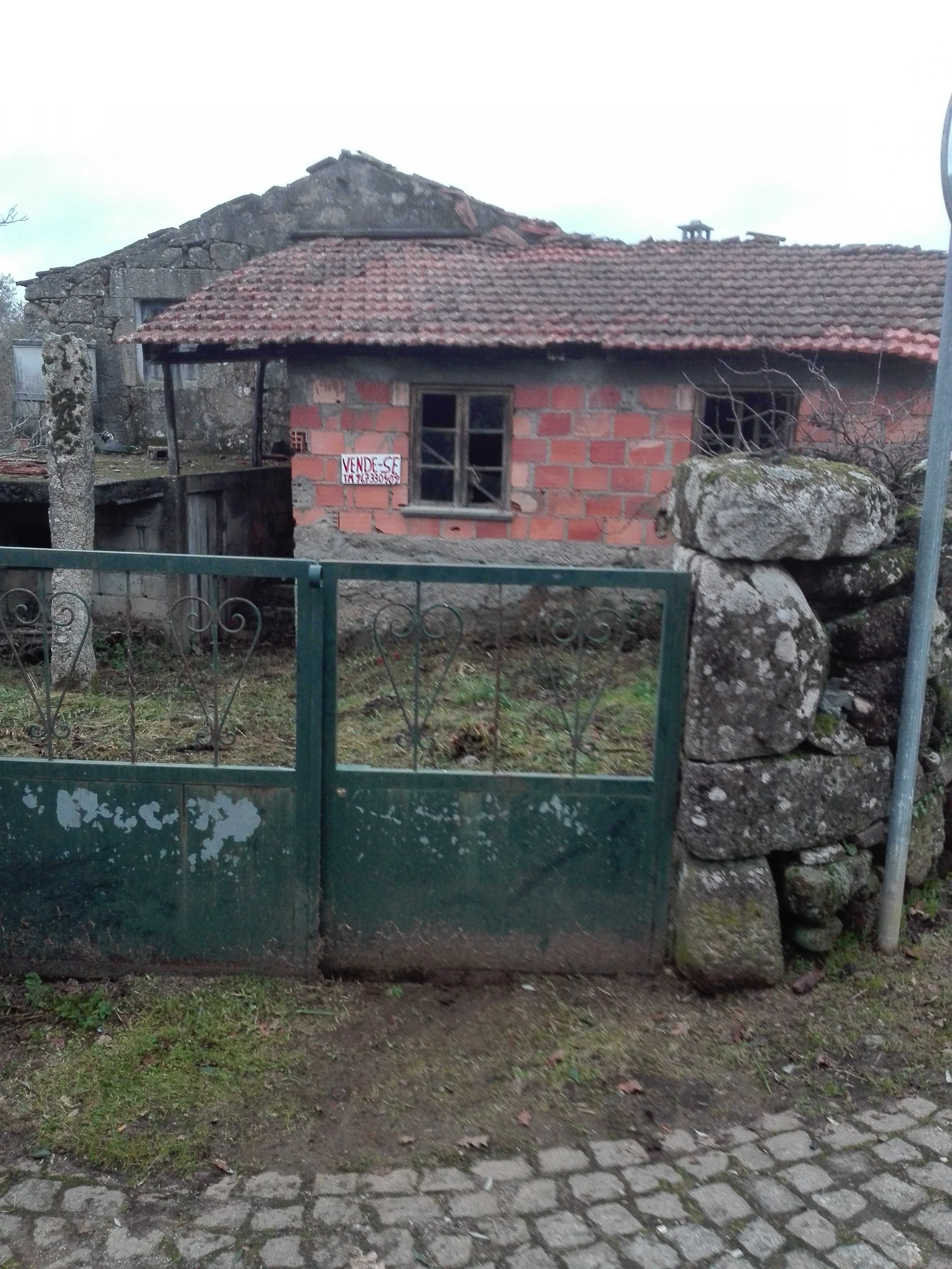 Casa antiga em ruinas a 10 Km de Viseu com ou sem dois terrenos