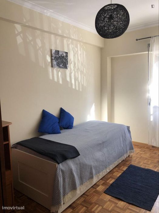 Quarto - localizado em Paço de Arcos Lisbon