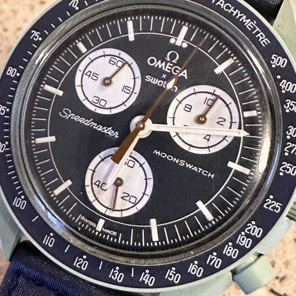 SO33G100 Earth - Omega x Swatch W Hołdzie Planecie
