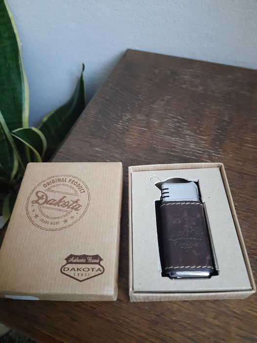 Zapalniczka zabytkowa kolekcjonerska Dakota w skórzanym etui beznzynow