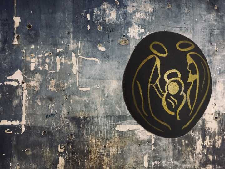 Seixo pitado à mão sagrada família