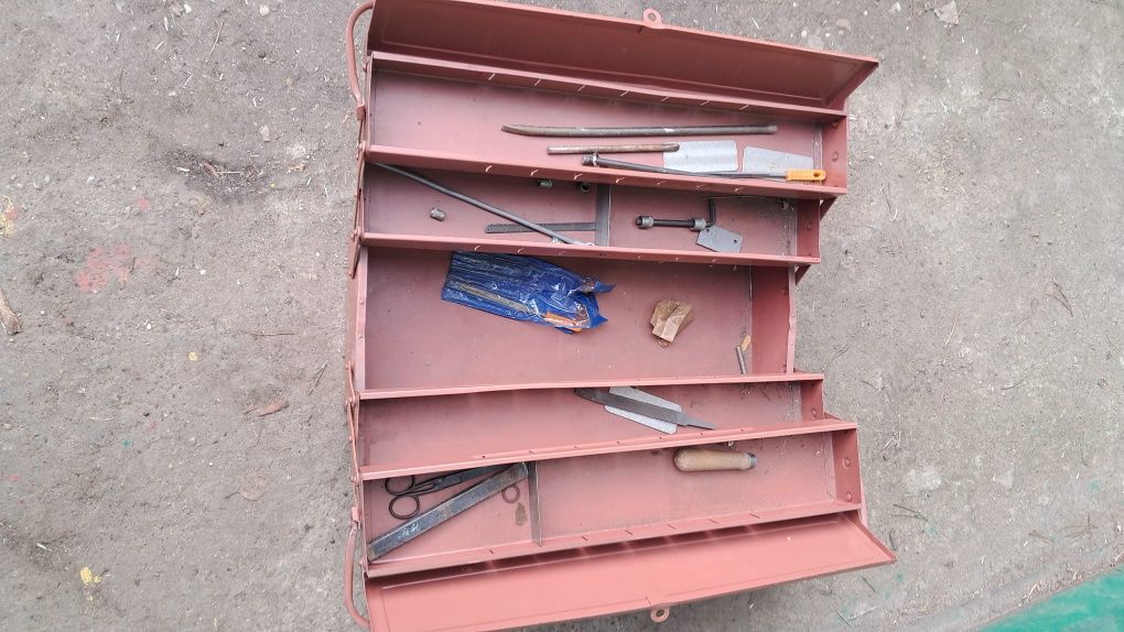 skrzynka narzędziowa metalowa