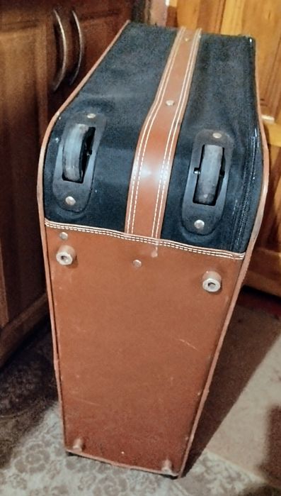 Чемодан дорожный