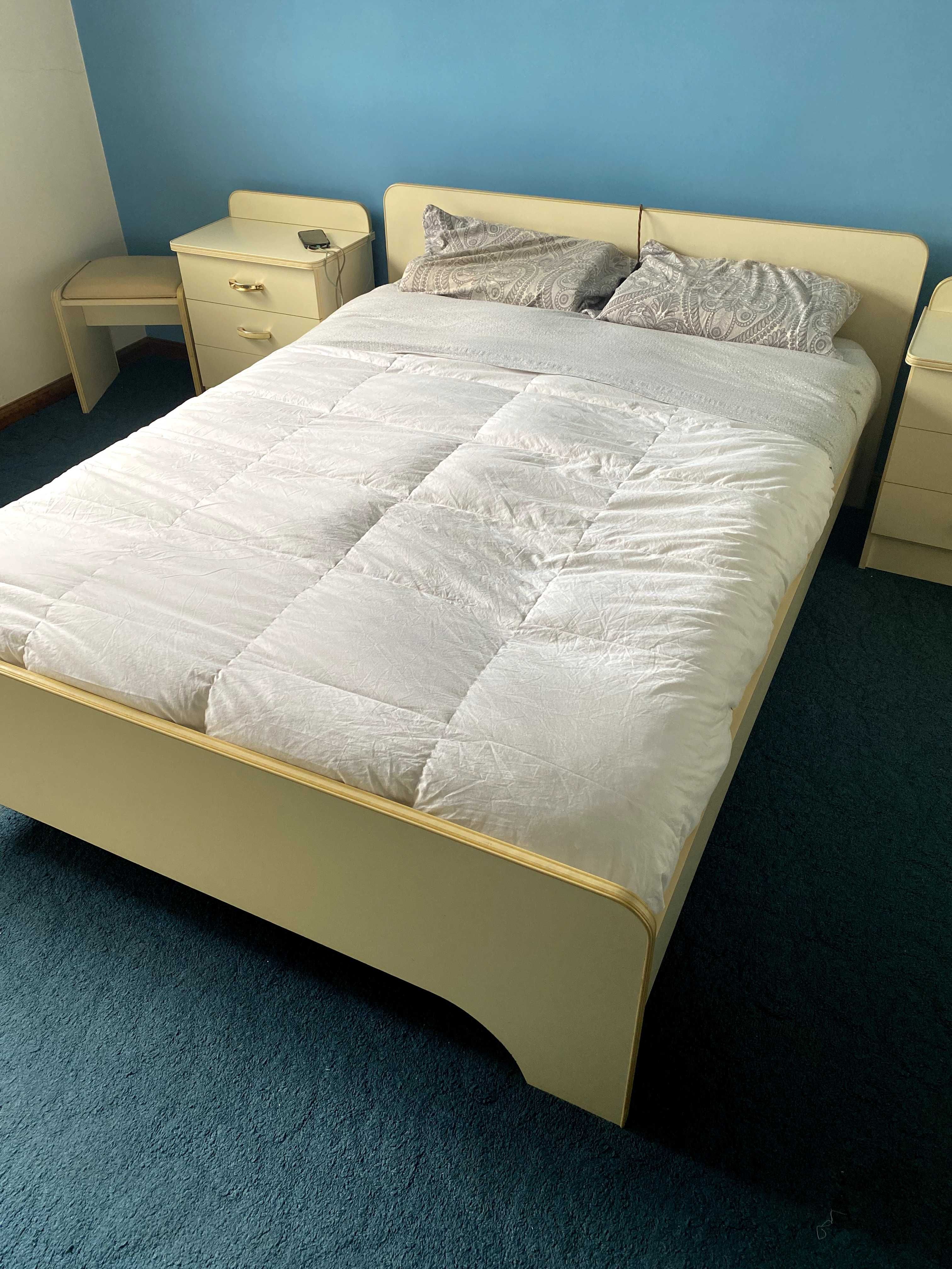 Conjunto cama + mesinhas de cabeceira + cómoda + armário + banco