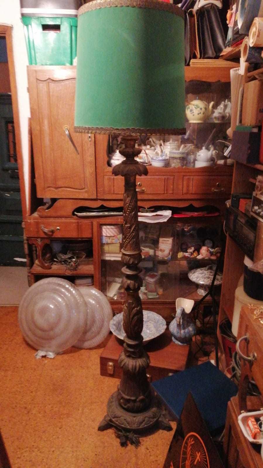 Candeeiro de pé em madeira torneada e talhada