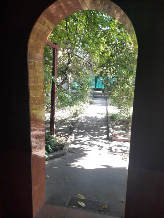 Продаж частини будинку з окремим двором,землею та зручностями.