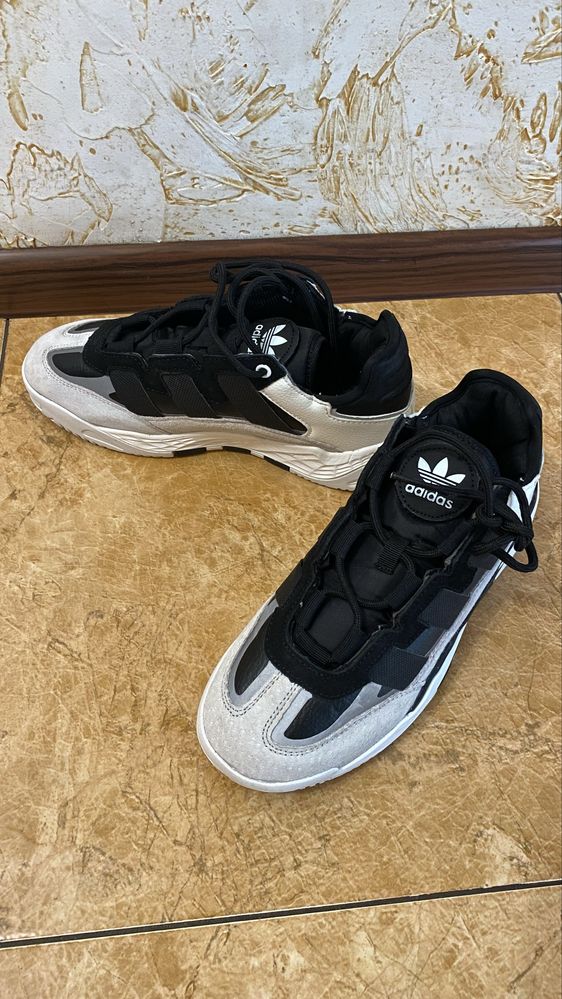 Кросівки жіночі адідас adidas 39р.