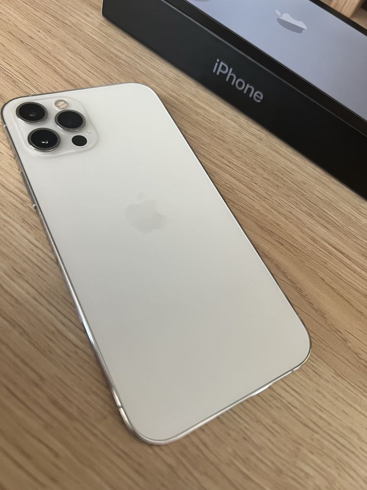 Iphone 12 pro w kolorze bialym