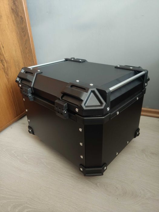 ALUMINIOWY kufer motocyklowy centralny CZARNY 45L uniwersalny + PŁYTA