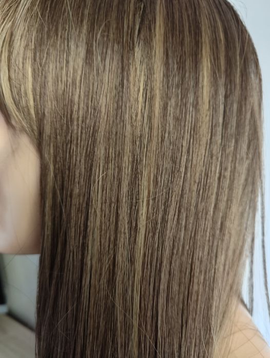 Nowa realistyczna jasno brązowa długa prosta peruka delikatne refleksy