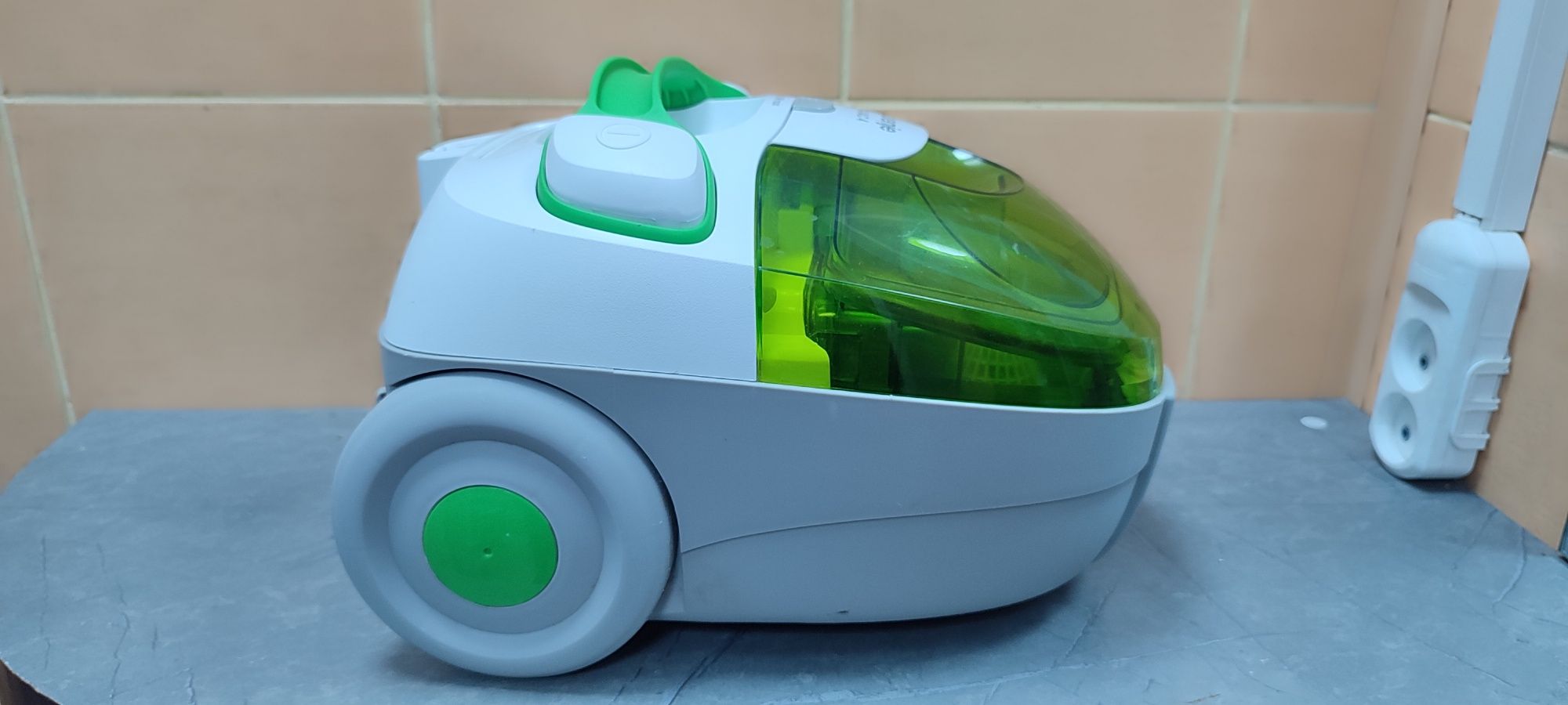 Пилосос безмішковий Garenje VCK1601GCYIV
