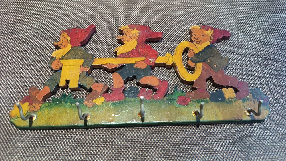 Drewniany vintage wieszak na klucze — trzy krasnale niosą klucz