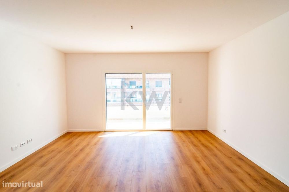 Oportunidade nas Colinas: T3 com Estilo, Luz Natural e Estacionamento