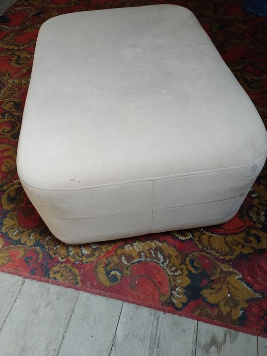 Puf do salonu. Nierozkładany.