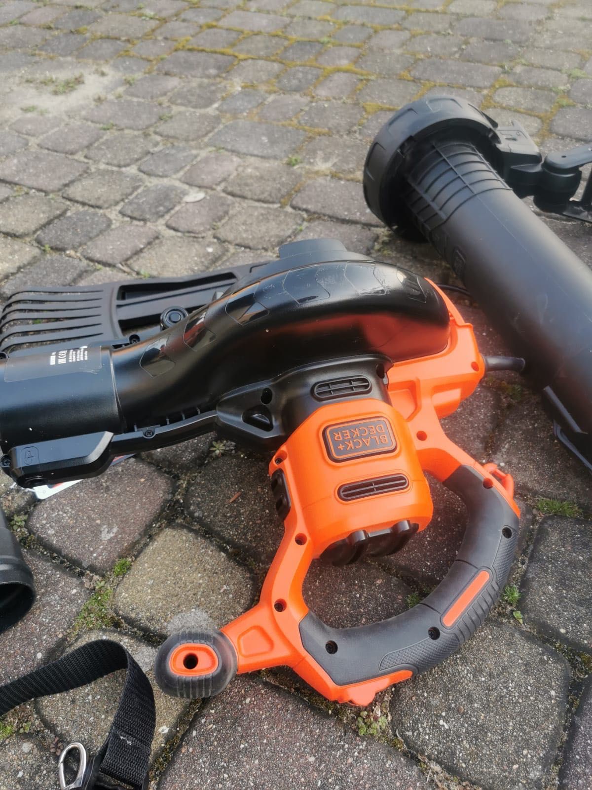 Dmuchawa odkurzacz do liści 
BlackDecker BEBLV301  urządzenie 3 w 1