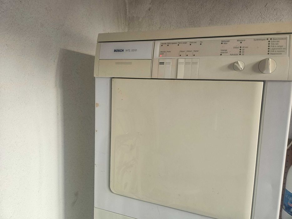 Maquina de secar roupa em estado de foncionamento