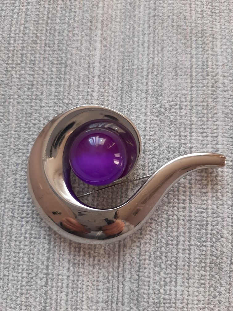 Metalowa broszka z fioletową szklaną kulką