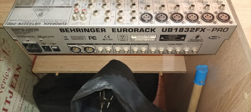 Микшерный пульт behringer