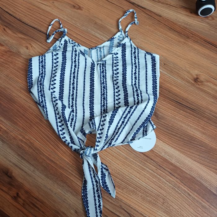 Biały top XS S 34 36 letni na lato z wiązaniem koszulka na ramiączka