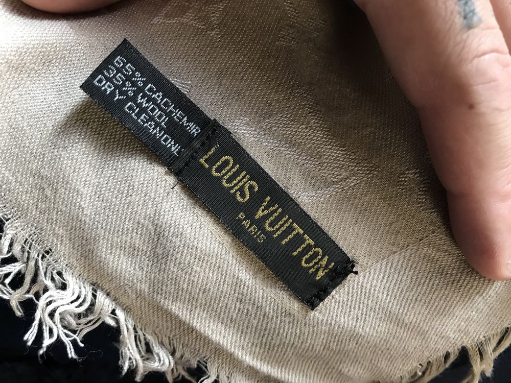 szalik znanej i drogiej marki Louis Vuitton