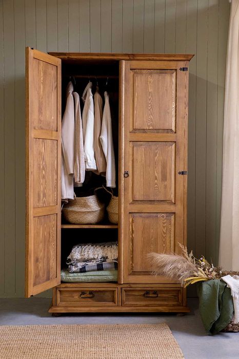 Rustykalna szafa dwudrzwiowa z szufladami, drążek na ubrania