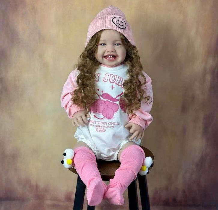 Przepiękna nowa lalka z kręconymi włosami