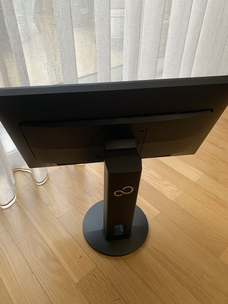 Monjtor Fujitsu 24