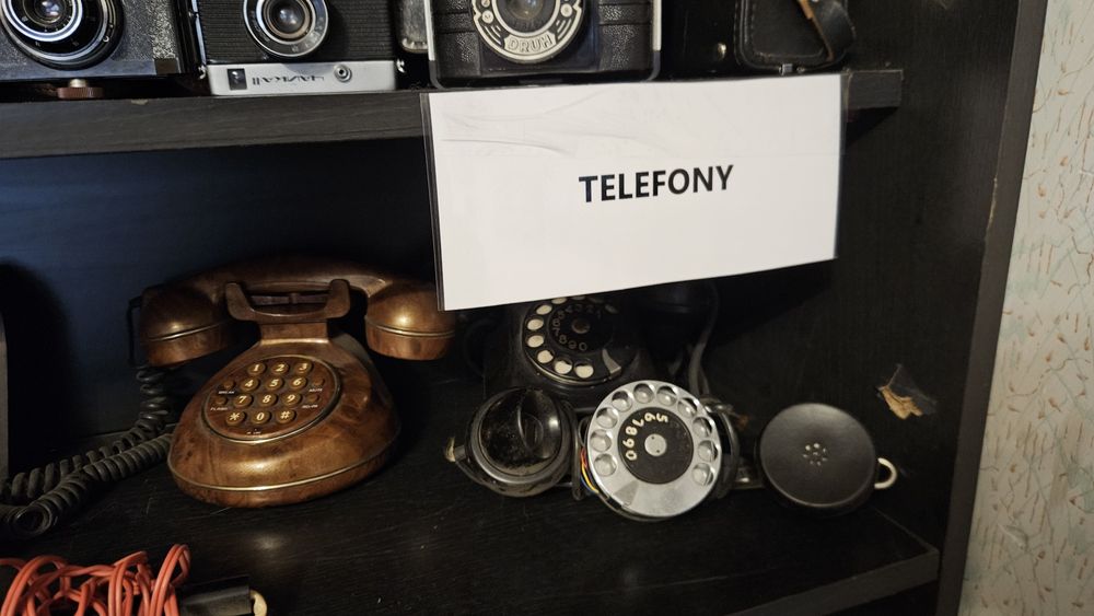 Zestaw telefonów z PRL - oryginalne, bakelitowe, kolekcjonerskie!