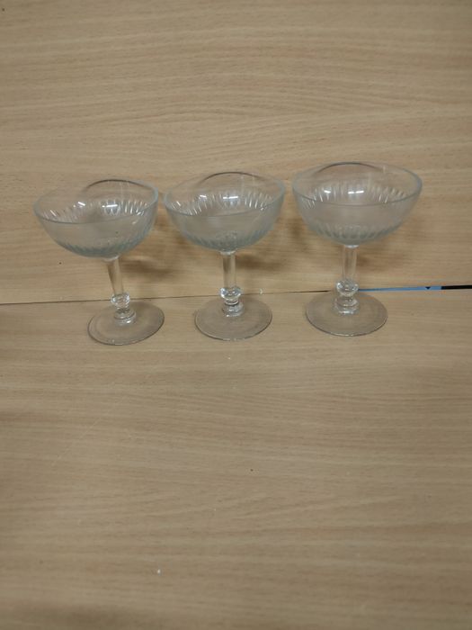 Taças antigas em vidro trabalhado.