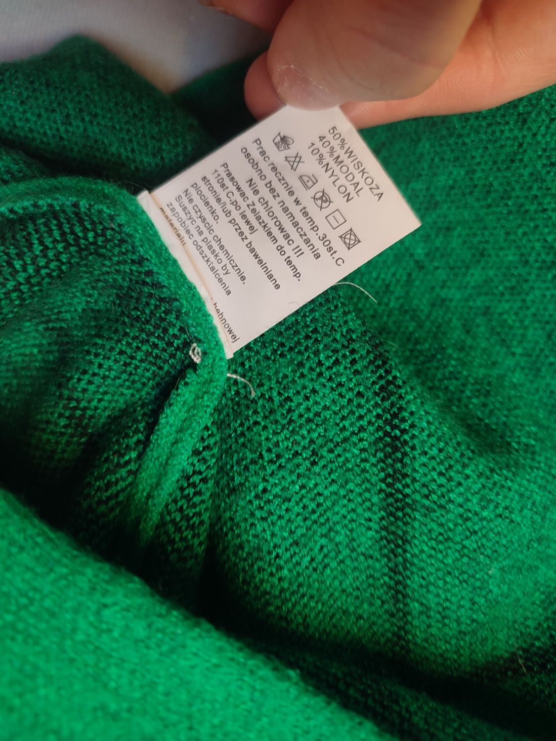 Zielony wiosenny sweter damski w kratę wiskoza modal