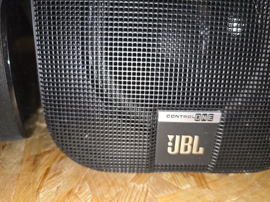 2 głośniki JBL + 1 mały centralny Harman/ Kardon