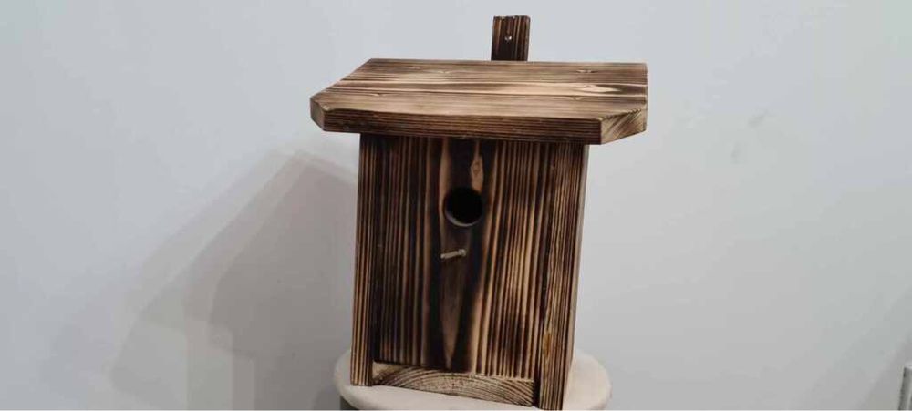 Budka dla ptaków opalana.