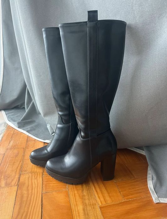 Botas cano alto com salto alto