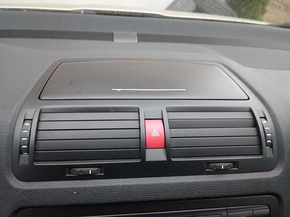 Kratka Kratki Środkowa Nawiewu Ramka Schowek Skoda Octavia 2 II Europa