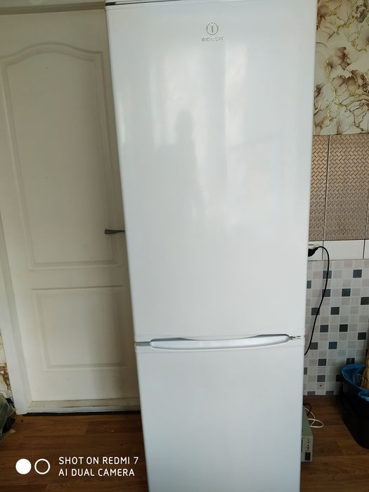 Холодильник "Indesit". Двухкамерный.