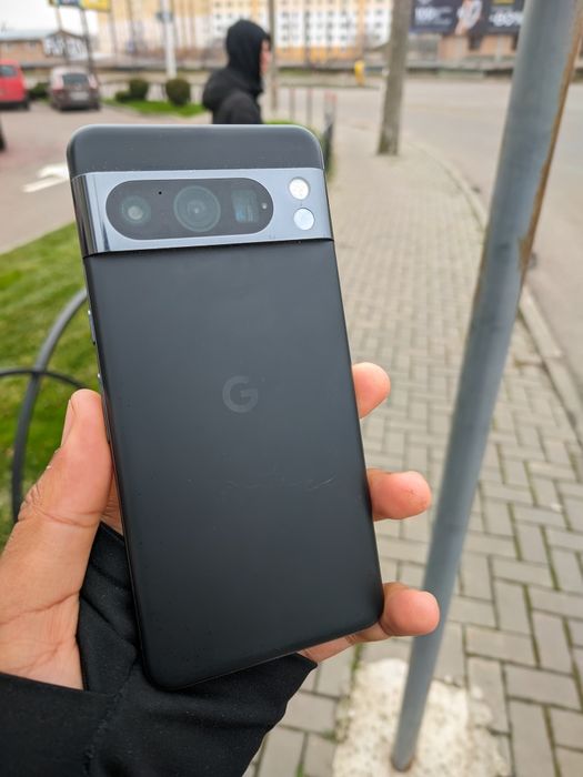 Google Pixel 8 Pro — неверлок. Є подряпини. Продаж по місту.