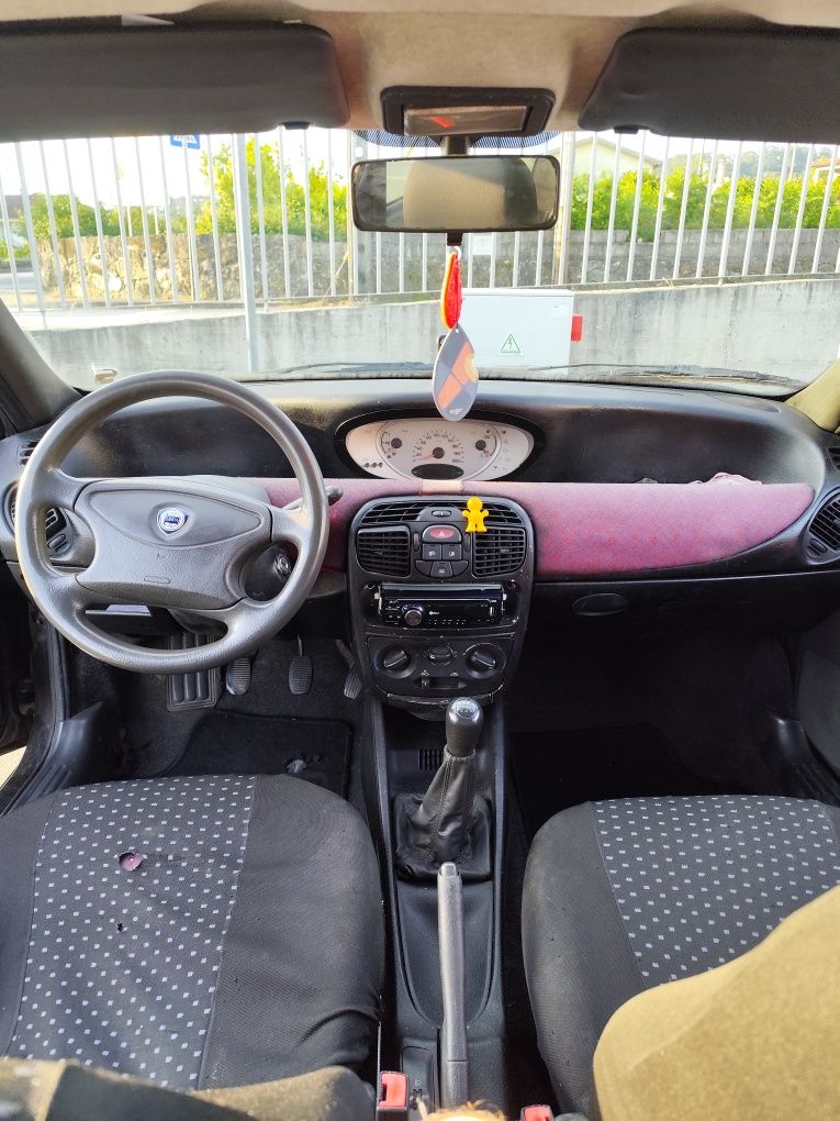Vendo Lancia y 1.1 negociável.