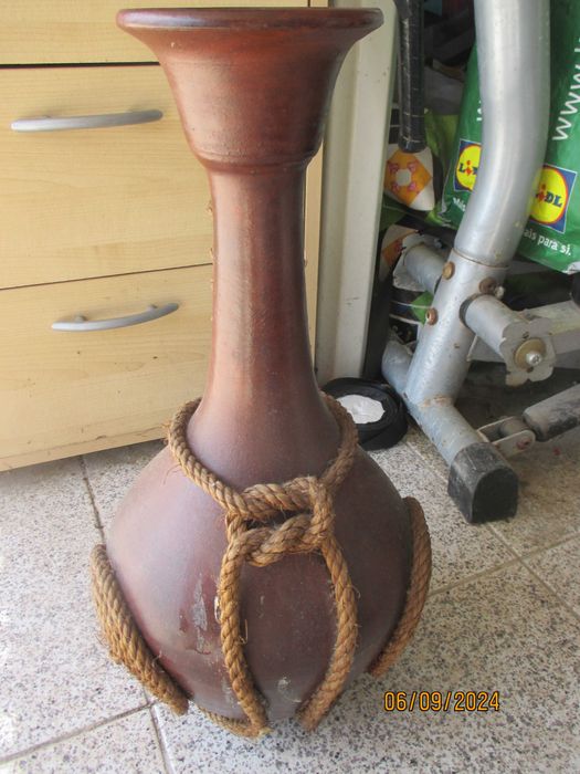 Jarro de barro para decoração