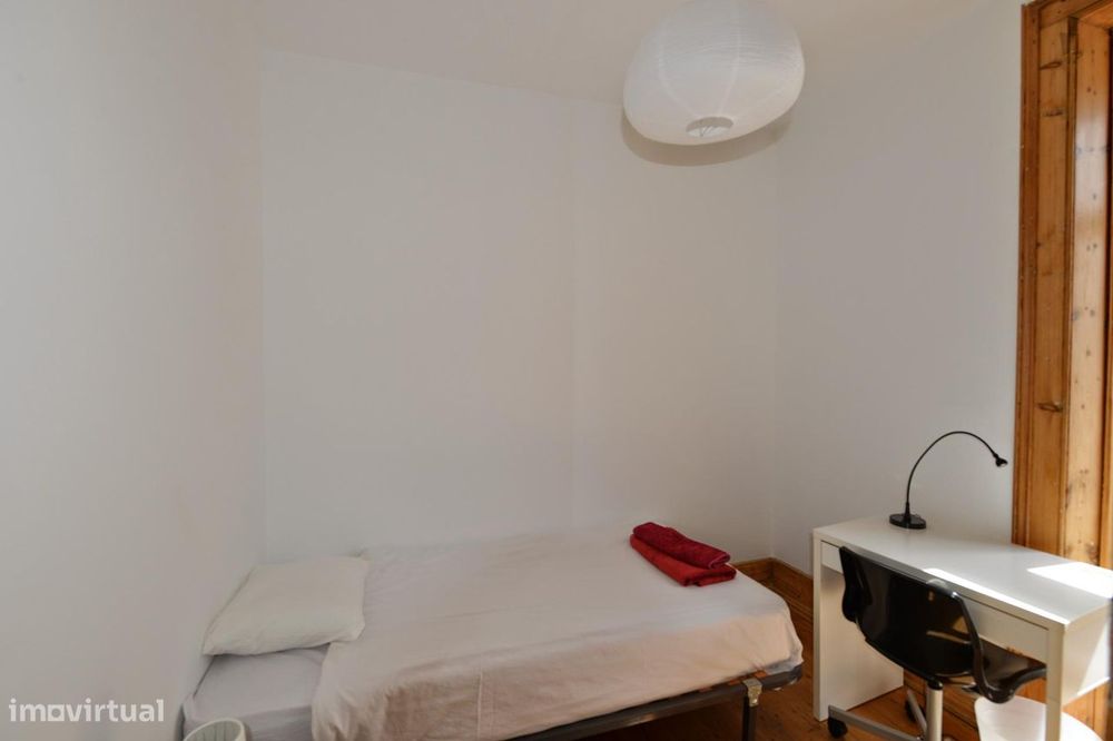 24428 - Quarto com cama de solteiro, com...